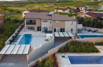 Möblierte Villa mit Infinity-Pool, 7 km von Novigrad, Istrien