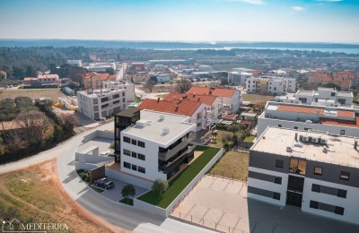 Nuovo edificio, 2 ° piano, appartamento con due camere da letto con vista mare, Cittanova, Istria