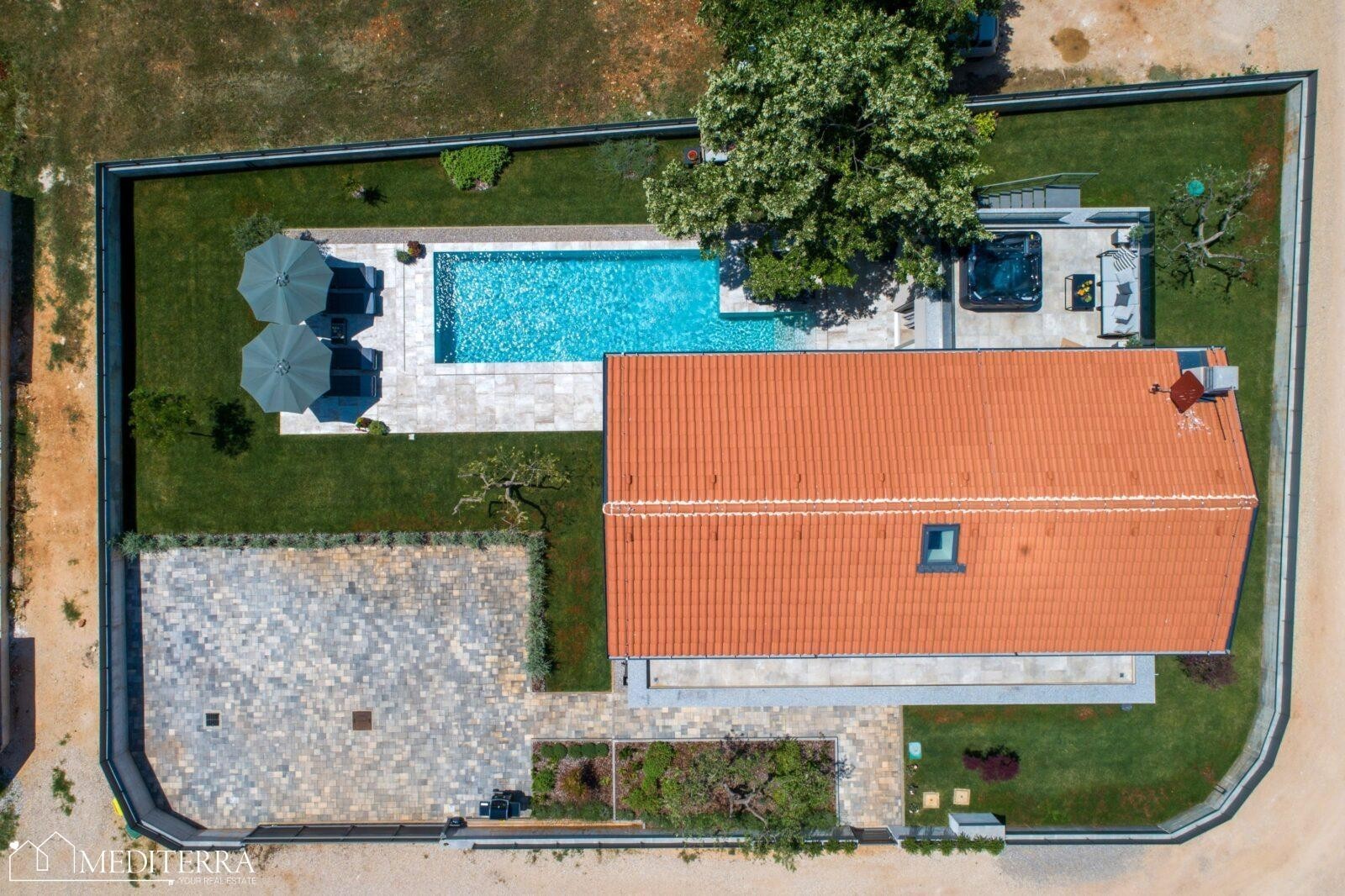 Vila okružena vinogradom, u neposrednoj blizini centra Novigrada, Istra