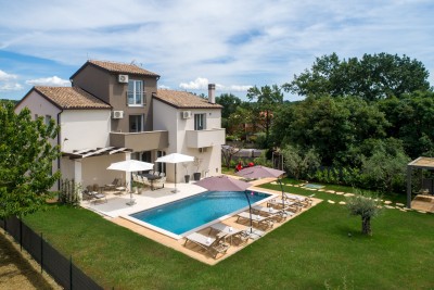 House with apartments in a quiet location, near Novigrad, Istria