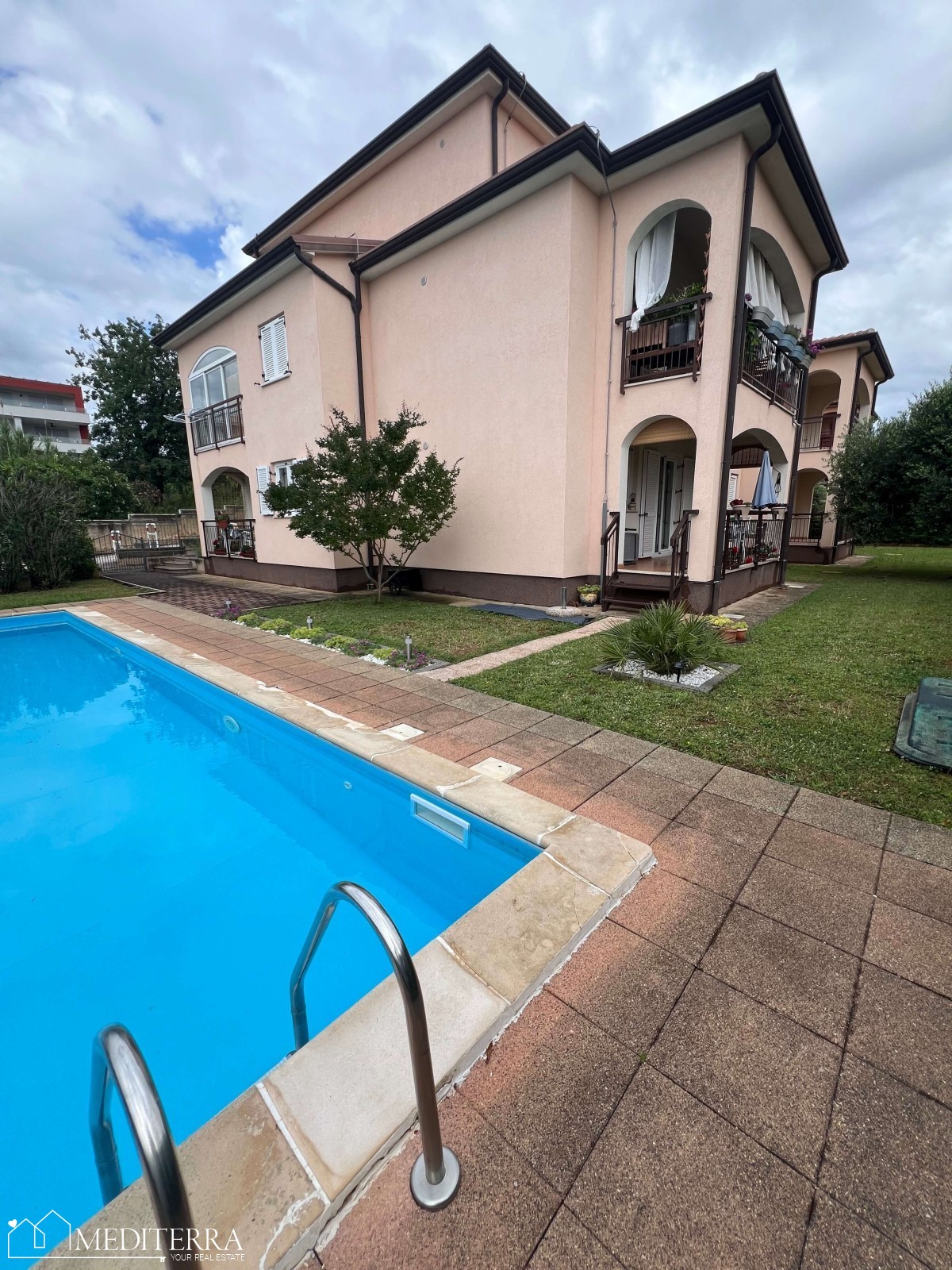 Appartamento al piano terra con piscina in comune in un'ottima posizione, Cittanova, Istria