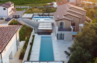 Villa duplex con piscina a sfioro, a 7 km da Novigrad, Istria
